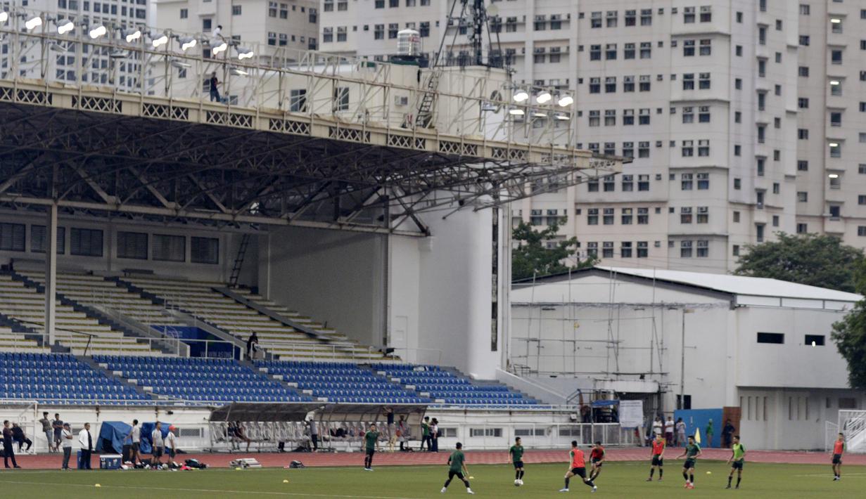 Para pemain Timnas Indonesia U-22 saat latihan di Stadion Rizal Memorial, Manila, Jumat (22/11). Latihan ini persiapan jelang laga SEA Games 2019. (Bola.com/M Iqbal Ichsan)