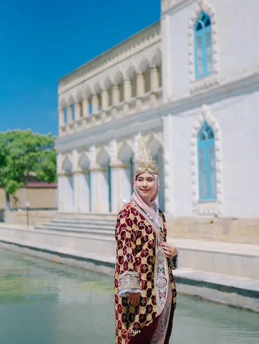 Saat mengunjungi kota Bukhoro Oki mencoba memakai pakaian bangsawan Bukhoro.   [Foto: IG/okisetianadewi].