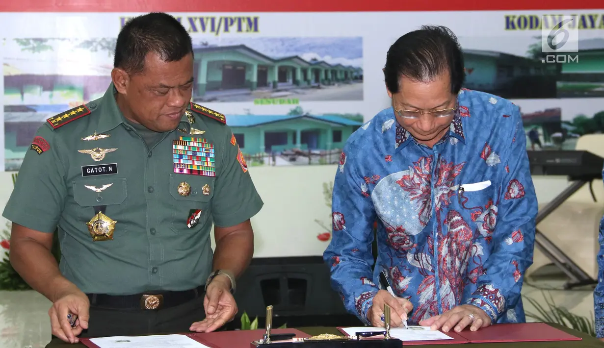 Panglima TNI Jenderal Gatot Nurmantyo (kiri) dan Presdir BCA Jahja Setiaatmadja (kanan) menandatangani berita acara serah terima pelaksanaan rehabilitasi sarana dan prasarana prajurit tahap pertama di Jakarta (31/10). (Liputan6.com/Pool/Masniar)