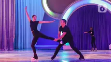 Pemain ice skating profesional saat melakukan sesi latihan untuk pertunjukan Disney on Ice Jakarta 2025 di Istora Gelora Bung Karno, Senayan, Jakarta, Jumat (2/5/2025). (Liputan6.com/Angga Yuniar)