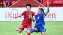 <p>Nguyen Thi Bich Thuy dari Vietnam (kiri) berebut bola dengan kapten Filipina Hali Long dalam cabang olahraga sepak bola putri Sea Games e-32 di Phnom Penh, Kamboja, Selasa (9/5/2023). (NHAC NGUYEN / AFP)</p>