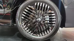 Nissan Leaf dilengkapi dengan velg yang keren dan terlihat futuristik. Velg yang berukuran 17 inci ini dinamai Multi-spoke Alloy Wheel yang berupa velg dua warna dengan bentuk jari-jari yang keren.