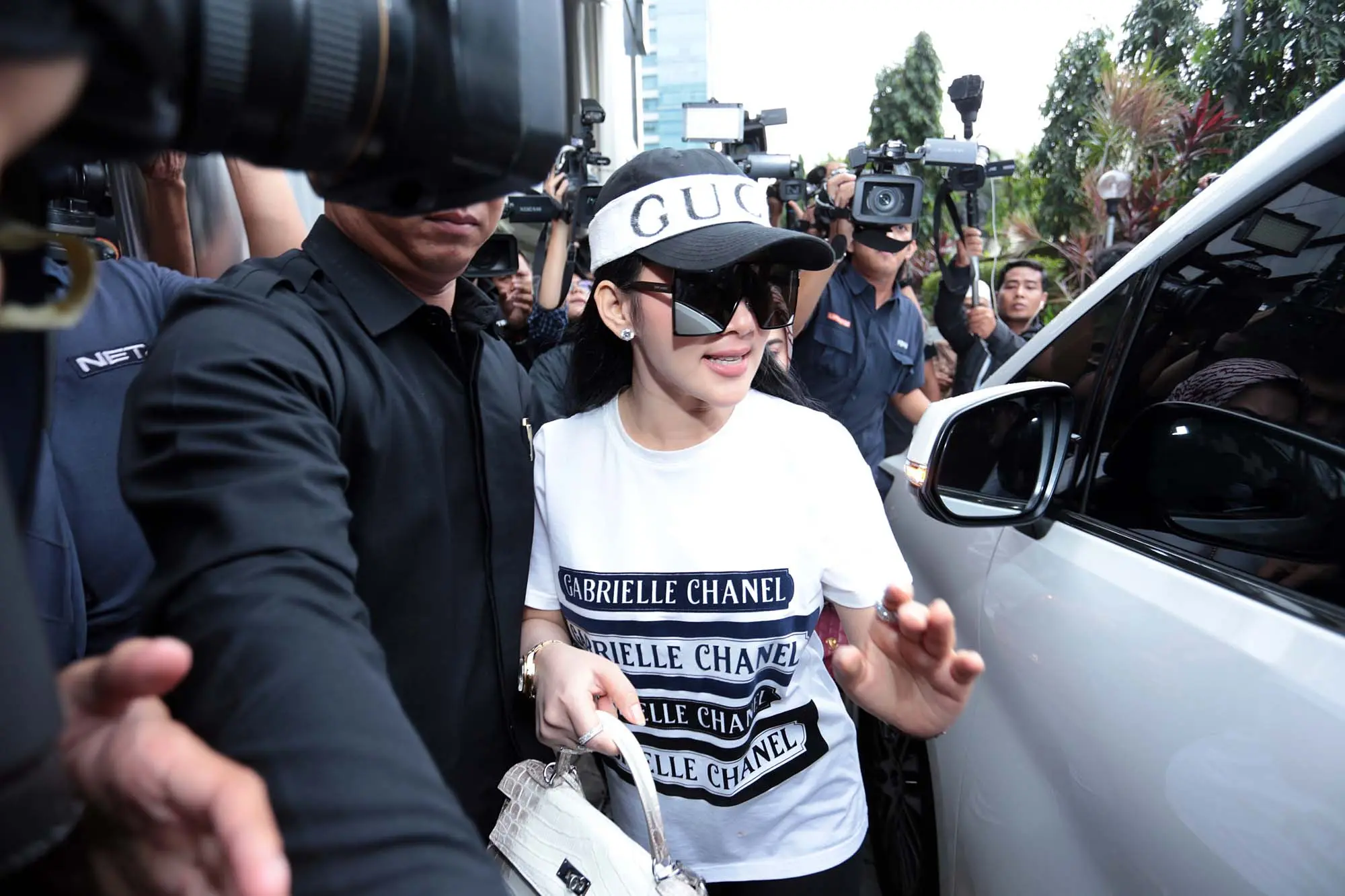 Satu persatu pertanyaan dari penyidik di jawab oleh perempuan kelahiran Bogor 35 tahun silam. Kurang lebih sekitar satu jam, Syahrini menjawab 18 pertanyaan. (Deki Prayoga/Bintang.com)