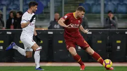 Pemain AS Roma, Edin Dzeko melewati pemain AC Milan Mateo Musacchio pada laga pekan ke-22 Serie A di Stadion Olimpico, Roma, Italia, Minggu (3/2). AS Roma  menahan imbang AC Milan 1-1. (AP Photo/Gregorio Borgia)