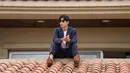 Duduk di atas genteng, Song Jong Ki justru terlihat ganteng luar biasa. Dengan setelan jas dan celana biru, ia mengenakan white t-shirt polos sebagai innerwear dan sunglasses untuk menyempurnakan penampilannya. Foto: Instagram.