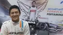 Senyum ramah Rio Haryanto setiap disapa oleh fans dan juga wartawan. (Bola.com/Vitalis Yogi Trisna)