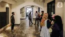 Pengunjung berfoto di area Pos Bloc, Jakarta Pusat, Sabtu (9/10/2021). Selain menjadi tempat berdiskusi, Pos Bloc juga akan mewadahi beberapa sektor usaha kreatif. (Liputan6.com/Faizal Fanani)