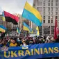 Warga Ukraina berdemo di pusat Kota Kyiv menentang kemungkinan peningkatan ketegangan antara Rusia dan Ukraina, Sabtu, 12 Februari 2022. (Foto: Efrem Lukatsky/AP Photo)