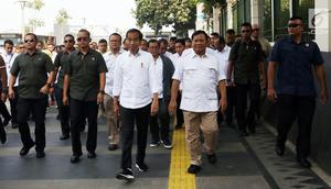 Presiden terpilih Joko Widodo atau Jokowi (kiri) bersama Ketua Umum Partai Gerindra Prabowo Subianto berjalan usai keluar dari Stasiun MRT Senayan, Jakarta, Sabtu (13/7/2019). Jokowi dan Prabowo mendapat pengawalan ketat Paspampres saat menuju FX Sudirman untuk makan siang. (Liputan6.com/JohanTallo)