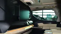 Modifikasi interior Toyota Alphard sekelas limousine. (Septian/Liputan6.com)