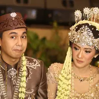 Seharusnya, cincin dipasangkan di jari manis tangan kanan, namun Radit malah memasangkannya di tangan kiri. "Dipasangkannya di jari manis tangan kanan mas Radit," kata sang MC. (Nurwahyunan/Bintang.com)