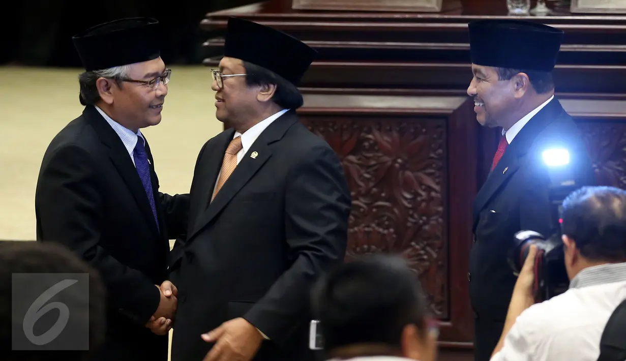 Ketua DPD RI Oesman Sapta Odang mendapat ucapan selamat usai pelantikan Pimpinan DPD RI di Komplek Parlemen, Senayan, Jakarta, Selasa (4/4). (Liputan6.com/Johan Tallo)