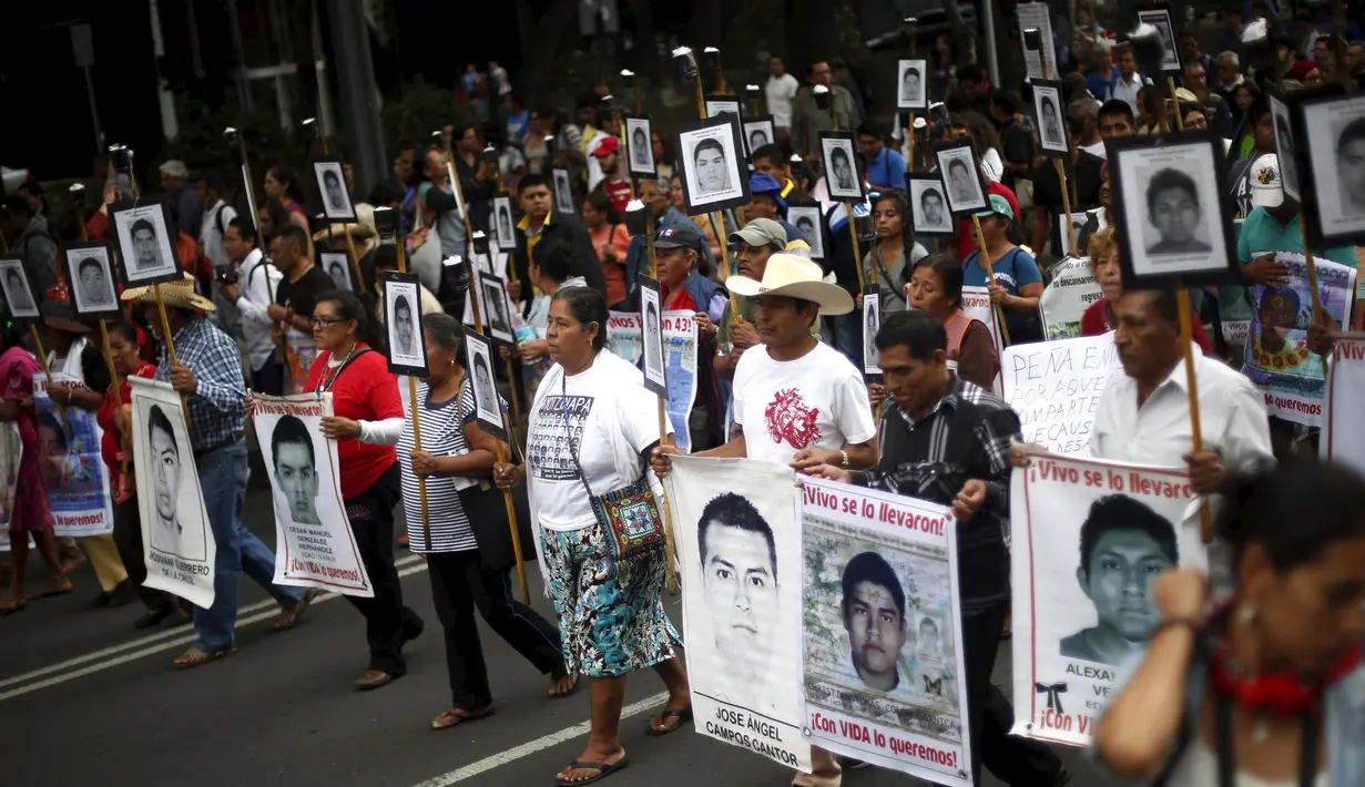 Aksi long march keluarga dan kerabat dari 43 mahasiswa Meksiko yang menghilang di jalanan Meksiko City, Selasa (26/4). Mereka mendesak pemerintah segera menangani kasus yang sudah 19 bulan berlalu tersebut. (REUTERS/Edgard Garrido)