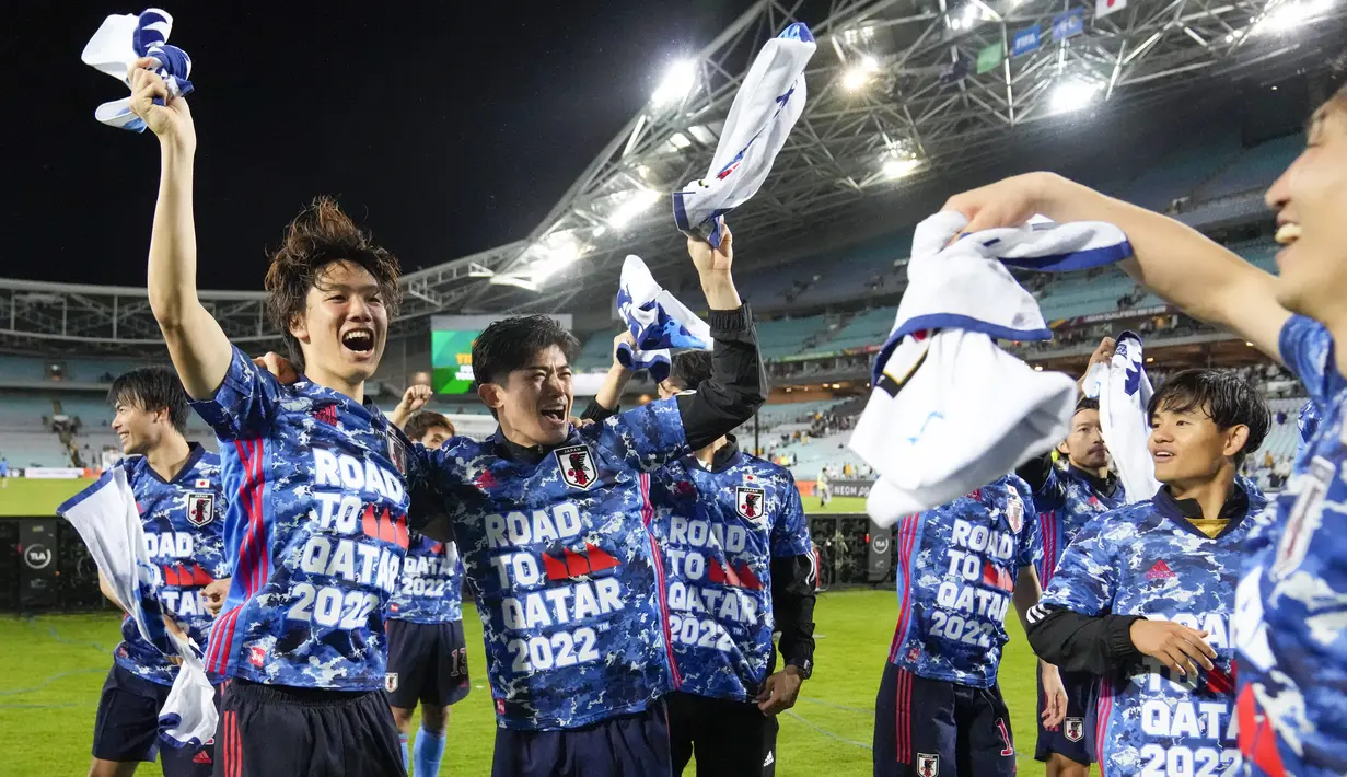 Pemain Jepang melakukan selebrasi usai pertandingan play-off Piala Dunia 2022 melawan Australia di Stadium Australia di Sydney, Kamis (24/3/2022). Jepang menang atas Australia dengan skor 2-0. (AP Photo/Mark Baker)