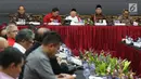 Suasana Focus Group Discussion yang dihadiri Ketua MUI KH Maruf Amin (tengah) dan Direktur Intelijen Densus 88 Anti Teror Mabes Polri, Kombes Pol Ibnu Suhendra (kiri) di Jakarta, Jumat (27/4). (Liputan6.com/Angga Yuniar)
