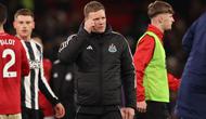 Pelatih kepala Newcastle United asal Inggris, Eddie Howe, bereaksi atas kekalahan timnya di lapangan setelah pertandingan Inggris antara Manchester United dan Newcastle United di Old Trafford, Manchester, barat laut Inggris, Sabtu (27-12-2025) dini hari WIB. Man Utd memenangkan pertandingan dengan skor 1-0. (Darren Staples/AFP)