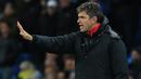 Pelatih Southampton, Mauricio Pellegrino memberi instruksi kepada para pemainnya saat menghadapi Manchester City pada laga Liga Inggris 2017/2018 di Etihad Stadium, Manchester (29/11/2017). Mauricio Pellegrino yang pensiun pada Juli 2006 bersama Valencia tercatat hanya setengah musim membela Liverpool pada tengah musim 2004/2005 setelah didatangkan dari Valencia. Ia hanya tampil dalam 13 laga di semua ajang. (AFP/Lindsey Parnaby)