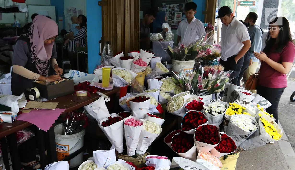 Sejumlah pembeli melihat-lihat bunga mawar yang dijual di kawasan Tangerang, Banten, Selasa (13/2). Para pedagang menjual bunga mawar tersebut seharga Rp 20 ribu per tangkai. (Liputan6.com/Angga Yuniar)