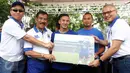 Presdir FWD Life Rudi Kamdani secara simbolis menyerahkan perlindungan asuransi kepada Persib Bandung di Stadion Siliwangi, Bandung, Minggu (2/4). (Liputan6.com/ Ismail)