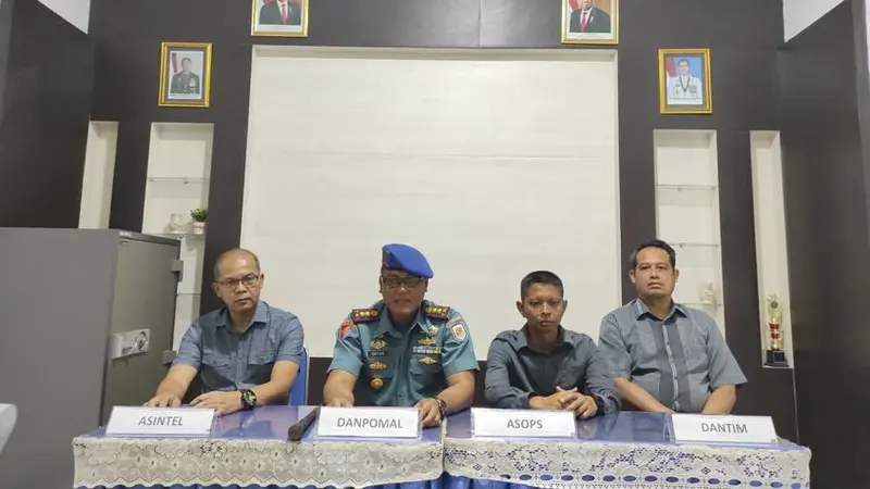 Danpomal Lantamal VII Kupang, Letkol Laut (PM) Catur Dono Wibowo, saat memberi keterangan pers (Liputan6.com/Ola Keda)