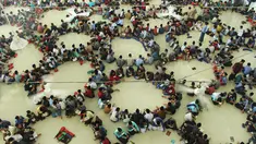 Ratusan santri membaca Alquran saat tadarus massal awal Ramadan 1440 H di Pesantren Ar-Raudhatul Hasanah, Medan, Sumatera Utara pada 6 Mei 2019. Tadarus yang diikuti sedikitnya 3.200 santri tersebut merupakan kegiatan rutin selama bulan Ramadan di pesantren tersebut. (RAHMAD SURYADI / AFP)