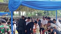 Suasana haru menyelimuti keluarga besar Kepala Staf Kepresidenan RI Moeldoko, di pemakaman sang istri, almarhumah Koesni Harningsih, di Taman Makam Pahlawan (TMP) Bahagia, Tangerang Selatan, Minggu siang (12/3/2023). (Dok. Liputan6.com/Pramita Tristiawati)