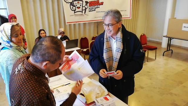 Dubes RI untuk Belgia, Yuri Octavian Thamrin, menggunakan hak suaranya dalam pemillu luar negeri di TPS KBRI Brussels pada Sabtu 13 April 2019. (kredit: KBRI Brussels)