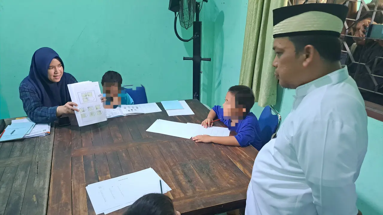 Pelecehan seksual terhadap anak kembali terjadi. Kali ini dialami 12 bocah laki-laki di Panti Asuhan Darussalam, Kecamatan Pinang, Kota Tangerang. Pelakunya diduga ustaz dan pemilik panti asuhan. (Liputan6.com/Pramita Tristiawati)