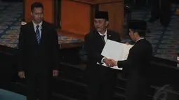 Jokowi kemudian menyerahkan surat pengunduran dirinya sebagai gubernur secara simbolik kepada Ketua DPRD DKI Prasetyo Edi Marsudi, Jakarta, (2/10/14). (Liputan6.com/Herman Zakharia) 