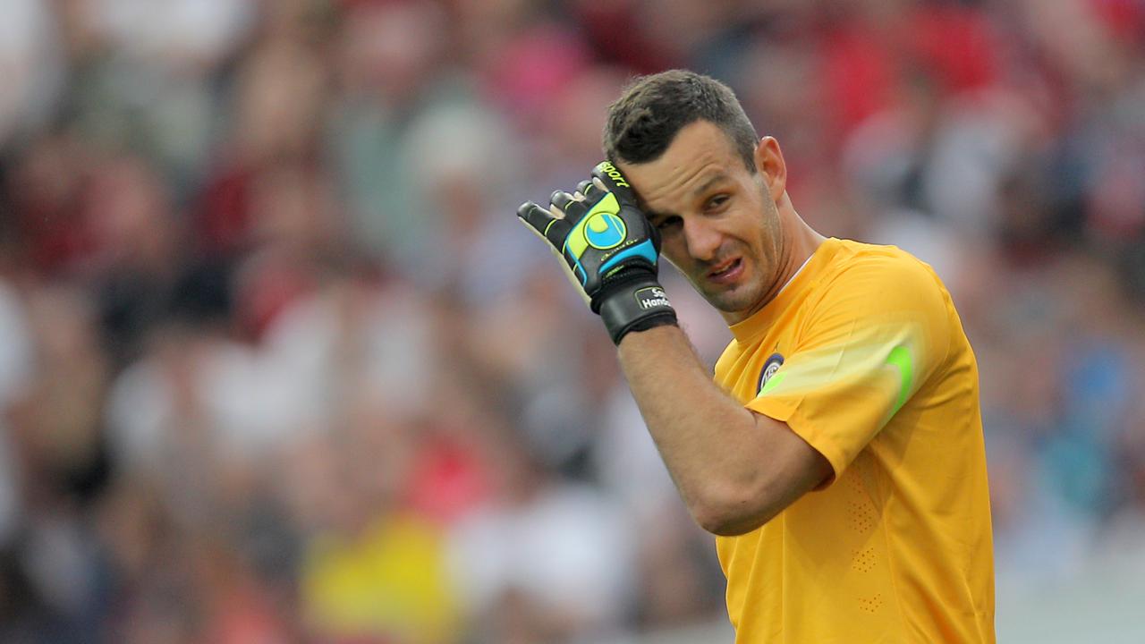 Samir Handanovic harus meningkatkan kemampuan mengolah bola jika mau bertahan bersama Inter Milan. (AFP/Fredrik Von Erichsen)
