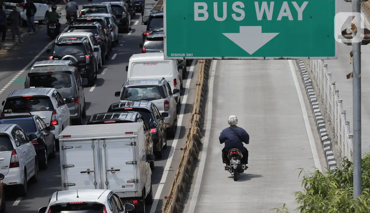Pengendara roda dua menerobos jalur Transjakarta di Jalan Buncit Raya, Jakarta, Selasa (14/1/2020). Polda Metro Jaya memasang kamera untuk tilang elektronik yang terpasang di jalur TransJakarta wilayah Jakarta Selatan, yakni ruas Duren Tiga dan Imigrasi. (Liputan6.com/Herman Zakharia)