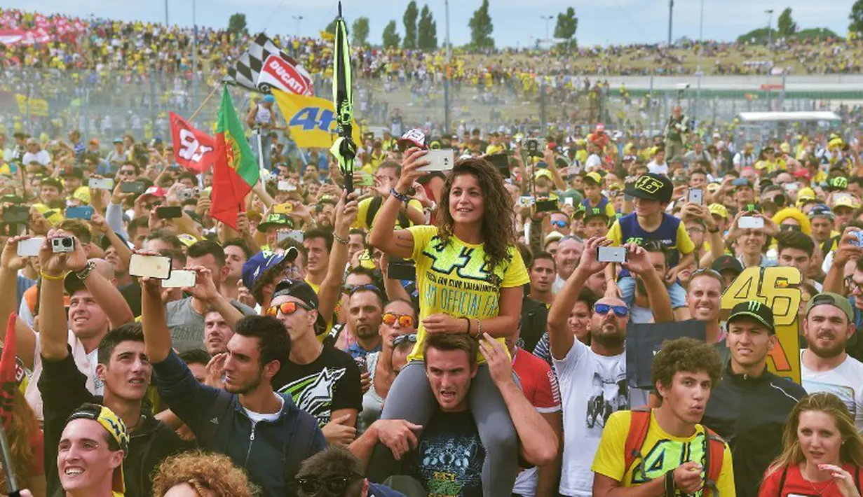 Pendukung Valentino Rossi memadati Sirkuit Misano, Minggu (13/9/2015). (AFP Photo/Vincenzo Pinto)