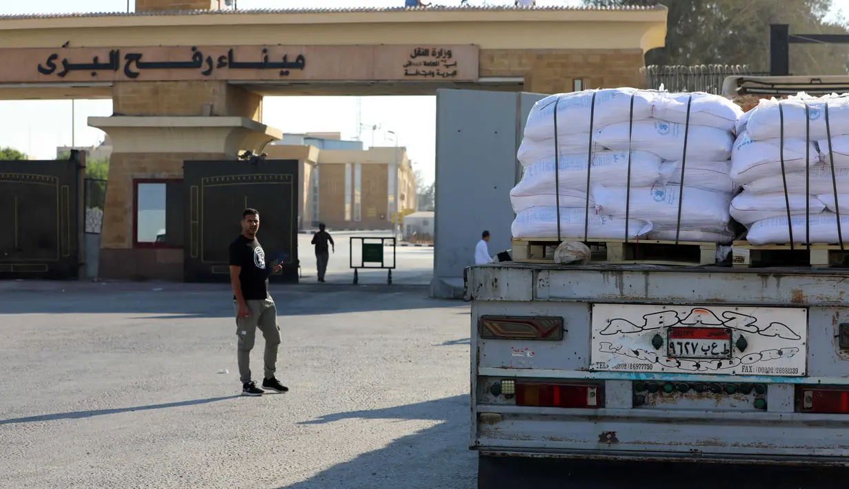 Masuknya truk-truk berisi bantuan kemanusiaan ini menyusul tekanan internasional yang semakin kuat dan desakan dari organisasi kemanusiaan global yang memperingatkan terjadinya krisis pangan akut di wilayah yang terkepung tersebut. (Foto oleh AFP)