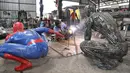 Seorang seniman mengelas bagian-bagian robot di "Ban Hun Lek", atau "Rumah Robot Baja", di Provinsi Ang Thong, Thailand tengah (5/6/2020). Rongsokan mekanik yang tampaknya tidak berharga disulap oleh pengrajin bengkel tersebut menjadi karya seni unik dan eksentrik. (Xinhua/Zhang Keren)
