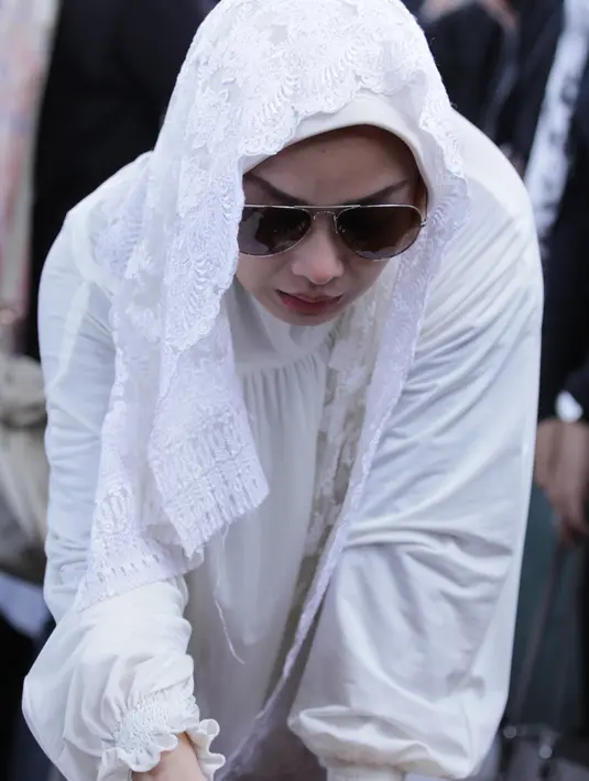 Sebelum sang ibu menjalankan operasi, Terry pun berkesempatan untuk mengantar ke dalam kamar operasi. Saling memberi masukan dengan sang ibu, Terry pun juga mendapatkan berbagai pesan. (Adrian Putra/Bintang.com)