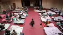 Para pengungsi tinggal di tempat penampungan sementara di Bikou di Wilayah Wenxian,  Kota Longnan, China (18/8/2020). Akibat tanah longsor dan aliran deras air dari gunung yang dipicu oleh hujan lebat, banyak penduduk di Kota Longnan terpaksa dievakuasi ke daerah yang aman. (Xinhua/Du Zheyu)