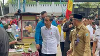 Presiden Joko Widodo saat blusukan di Pasar Rakyat Talang Banjar Kota Jambi, Selasa (16/5/2023). Kunjungan ke pasar rakyat itu, Jokowi ingin memastikan harga bahan pokok terkendali. (Liputan6.com/istimewa)