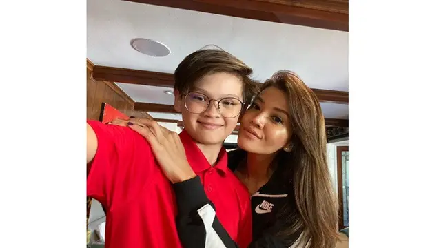 6  Potret Farah Quinn Tanpa Makeup, Awet Muda di Usia 40 Tahun