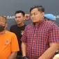 Kapolres Garut AKBP Rio Wahyu Anggoro, dalam tengah bertanya kepada tersangka Dadang Buaya, dalam rilis kasus di Mapolres Garut, (27/4/2023). (Liputan6.com/Jayadi Supriadin)