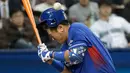 Pemain Baseball asal Korea Selatan Lee Dae-ho terkena bola di kepalanya selama inning kedua pertandingan putaran pertama World Baseball Classic di Gocheok Sky Dome di Seoul, Korea Selatan, Kamis, 9 Maret 2017. (AP Photo / Ahn Young-joon)