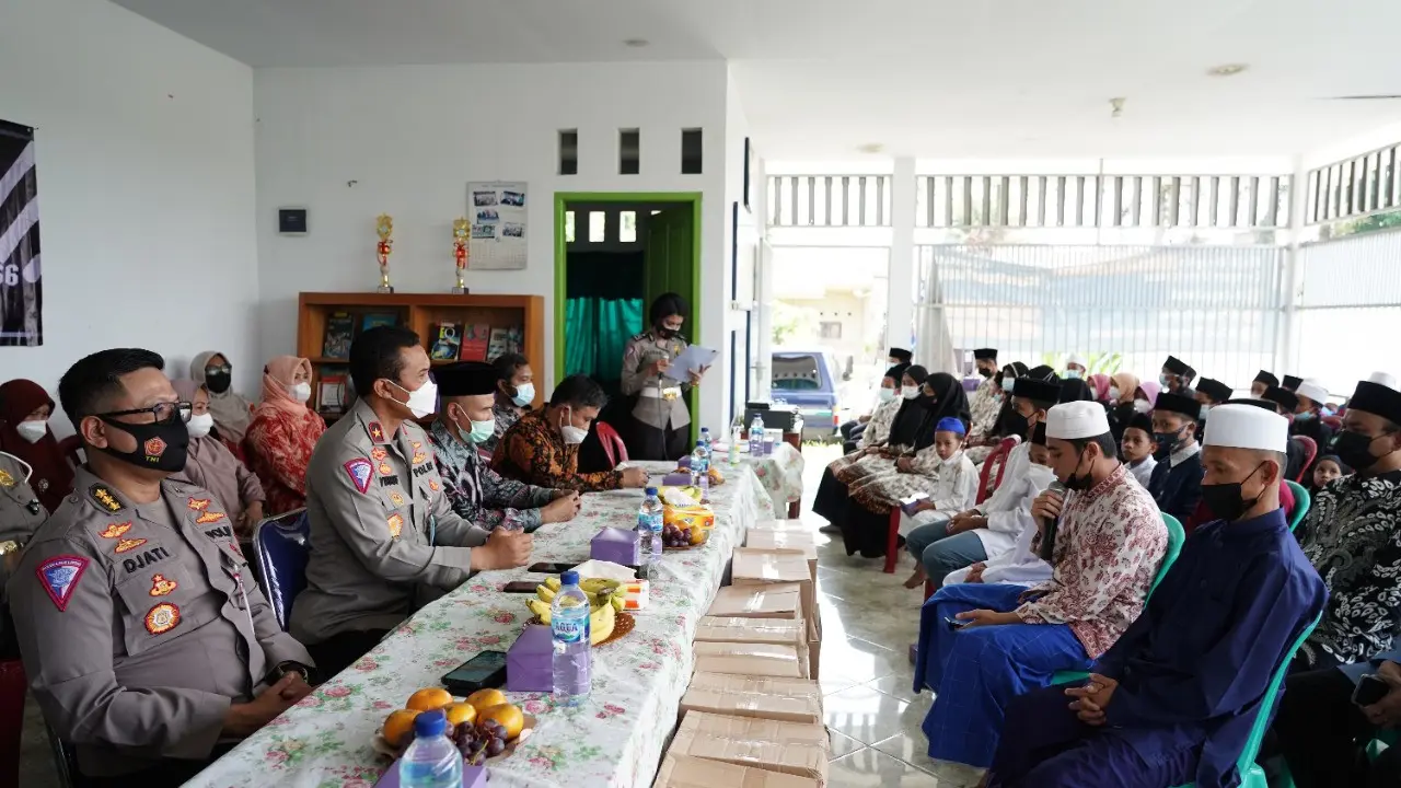 Direktur Registrasi dan Identifikasi (Dirregident) Korlantas Polri mengirimkan bantuan sembako ke sejumlah pondok pesantren dan panti asuhan di kawasan Pamulang, Tangerang Selatan. (Istimewa)