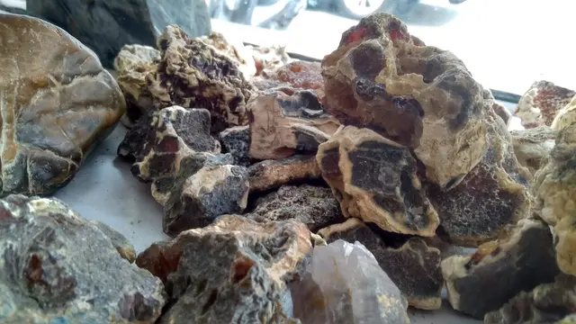 Bongkahan batu alam berjenis kalsedon asal Aceh Jaya yang dijual oleh Suhelmi (Liputan6.com/Rino Abonita)