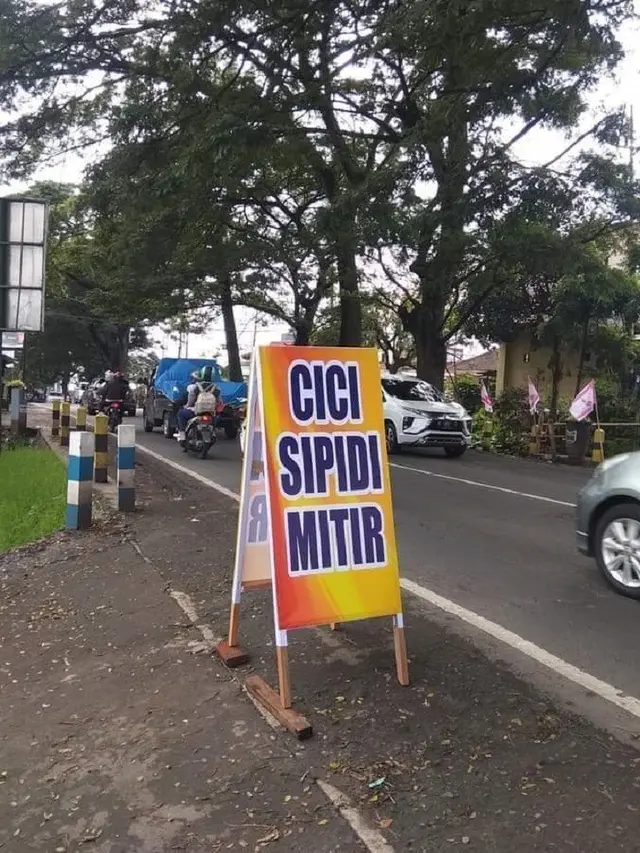 10 Tulisan Spanduk Warung Ini Berhasil Bikin Ngakak