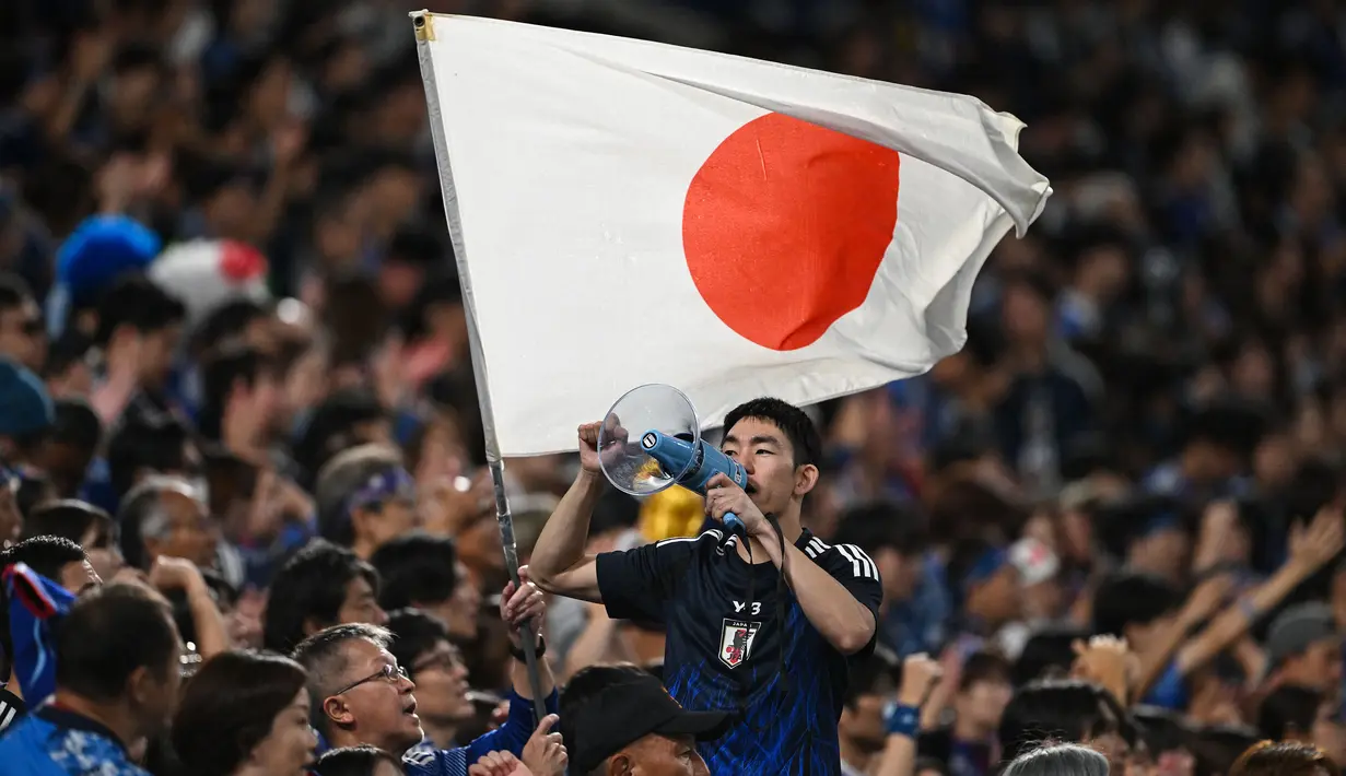 Suporter Jepang memberikan dukungan kepada timnya saat laga lanjutan Grup C Kualifikasi Piala Dunia 2026 melawan Australia di Saitama Stadium, Jepang, Selasa (15/10/2024). (AFP/Philip Fong)