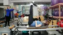 Instruktur Pilates yang juga pemilik Katherine Corp dan Kimberly Corp melatih kontestan Miss America 2018 untuk menyesuaikan diri dengan Big Piano Fitness pada kaki, New York, (01/1). (Lars Niki / Getty Images / AFP)
