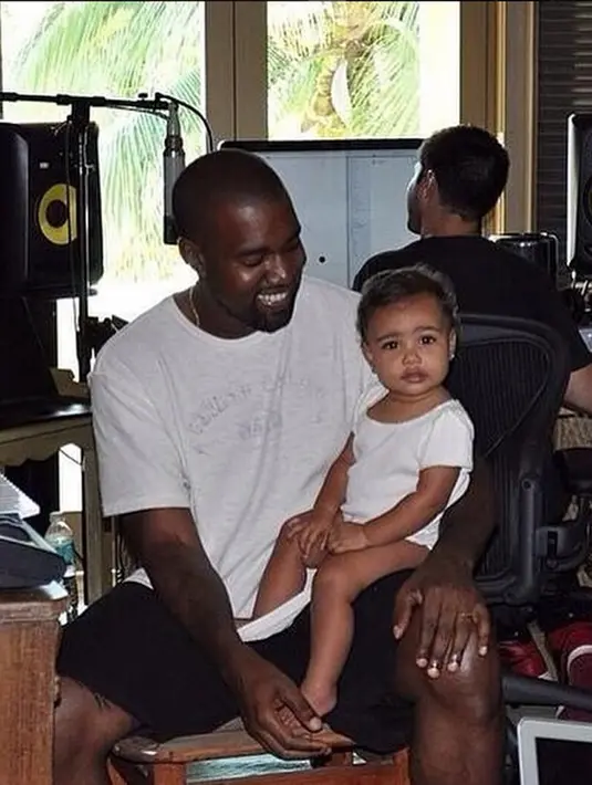 Beberapa saat setelah kejadian perampokan menimpa Kim pada Minggu (2/10) lalu, Kanye yang sedang berada di atas panggung memohon izin ke penggemarnya untuk menghentikan penampilannya lantaran kabar darurat dari istrinya. (Instagram/privatekanye)