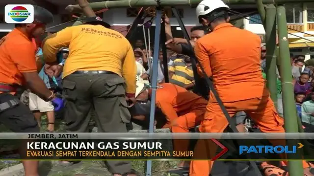 Bapak dan anaknya di Jember, Jawa Timur, mengalami keracunan gas saat sedang menguras sumur sedalam 25 meter.