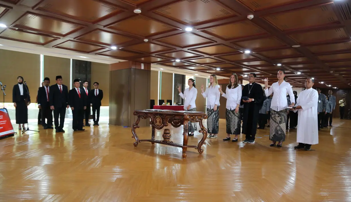 Diketahui, empat pesepak bola putri diambil sumpah dan janji setia pewarganegaraan Republik Indonesia di selasar Administrasi Hukum Umum, Kantor Kementerian Hukum, Jakarta, Selasa (10/6/2025). (Foto: Dokumentasi Kementerian Hukum)