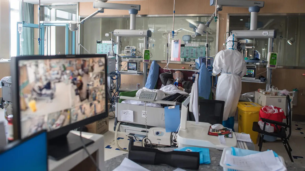 Petugas Medis Tangani Pasien Virus Corona di Ruang ICU RS Wuhan