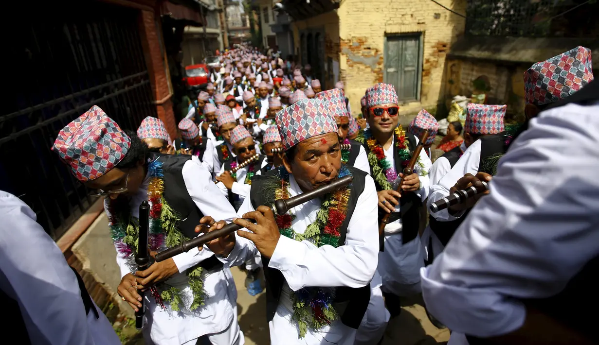 Para umat Buddha memainkan seruling tradisional Nepal saat festival cahaya atau disebut festival Neku Jatra-Mataya di Lalitpur, Nepal (31/8/2015). Selain merayakan festival mereka juga berdoa untuk keluarga dan leluhurnya. (REUTERS/Navesh Chitrakar)